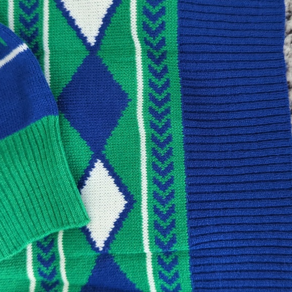 Vancouver Canucks Women's Christmas NHL sweater size Large New - Picture 9 of 10